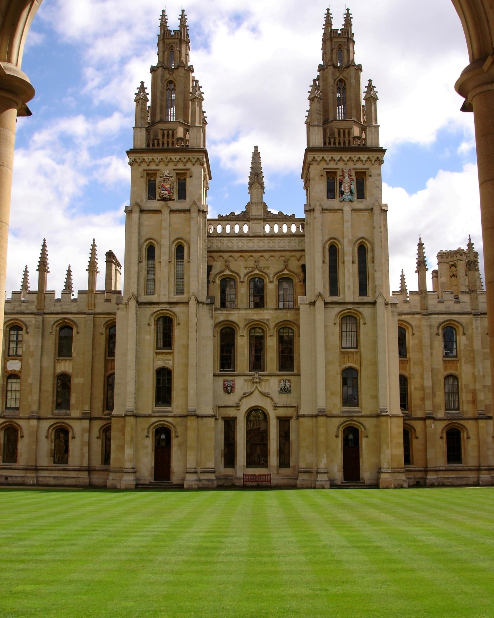 TOP UNIVERSITIES IN THE UK FOR INTERNATIONAL STUDENTS